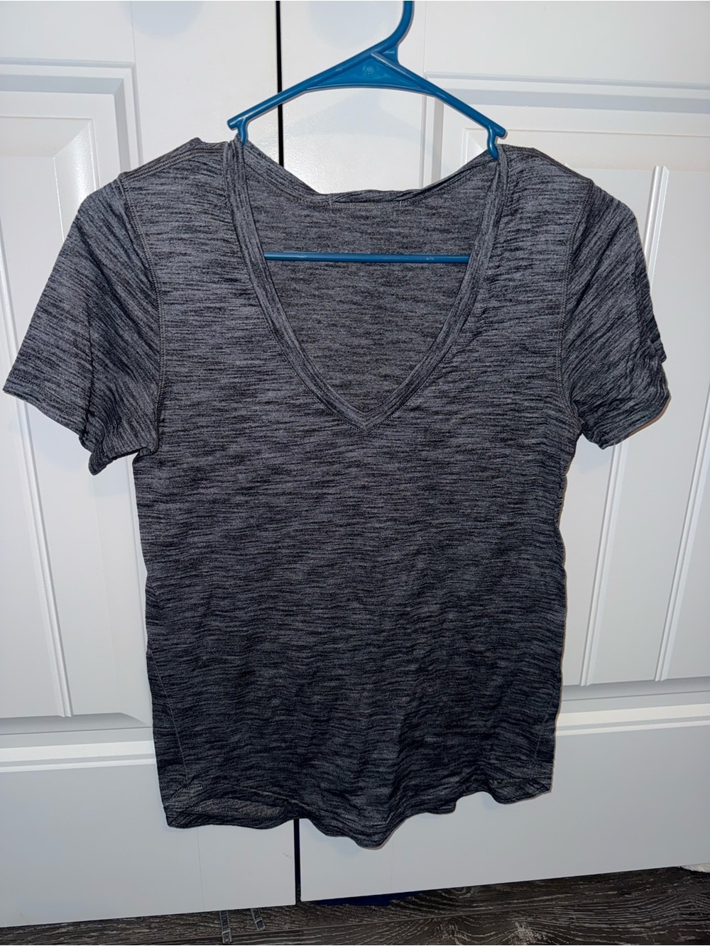 lululemon athletica Heathered Dark Gray V-Neck Short Sleeve Tee
